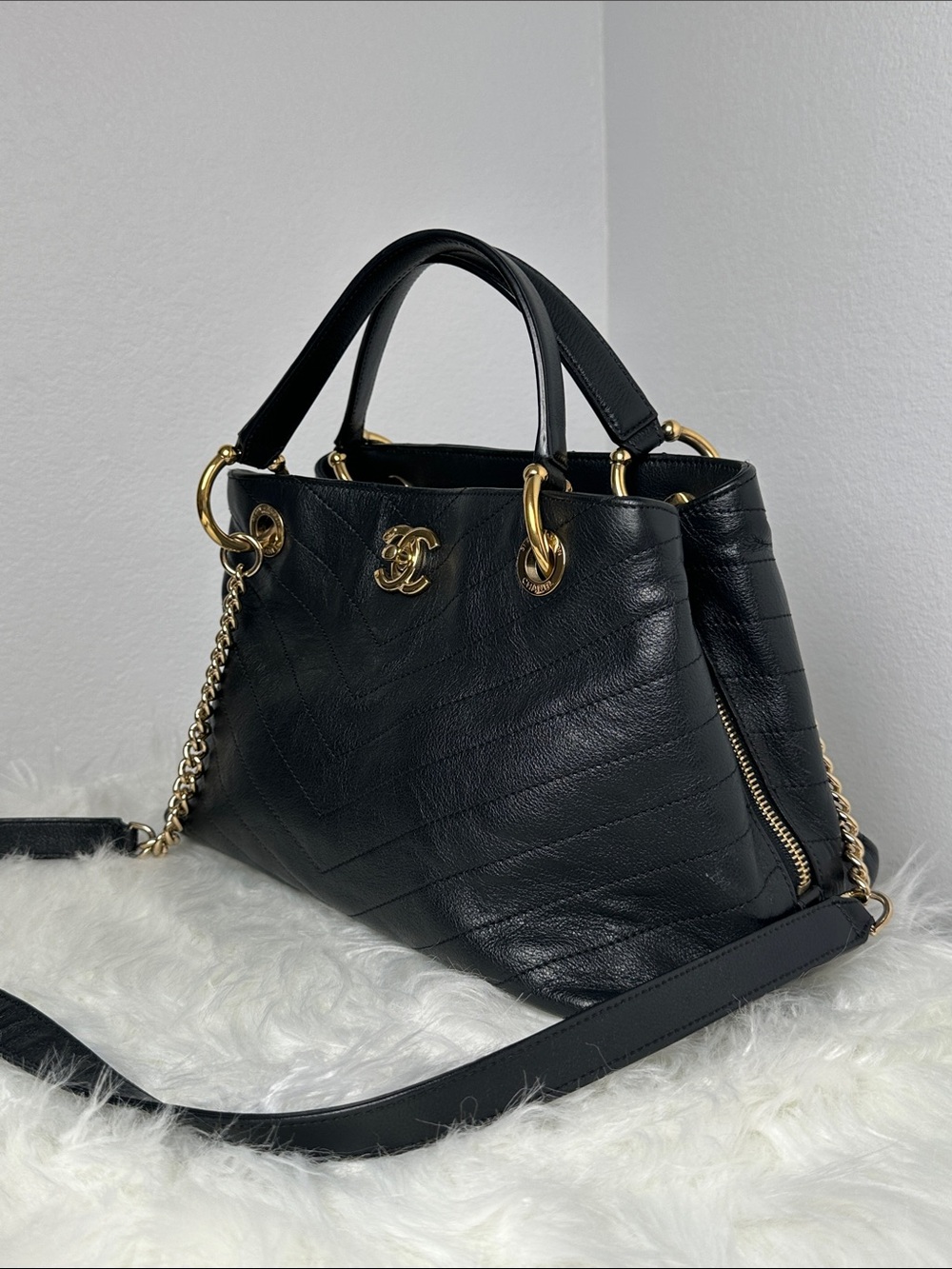 💯Authentic Chanel Chevron Quilted Shoulder Bag – Black Leather & Gold Hardware🍀 - Picture 5 of 16